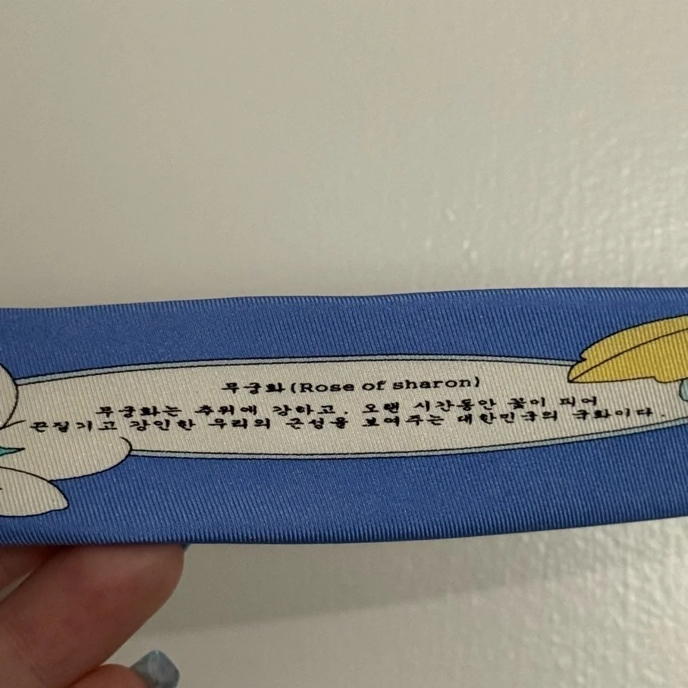 Elegant Blue and White Silk Geometric Tie